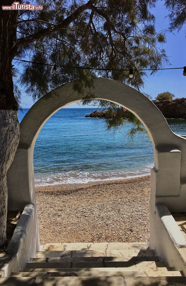Immagine Uno scorcio della spiaggia dalla Beach House di Antiparos, arcipelago delle Cicladi (Grecia). Si tratta di un lussuoso complesso alberghiero con ristorante e possibilità di praticare attività sportive e ricreative.