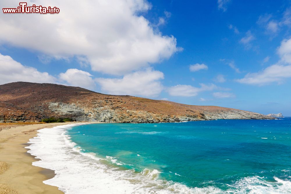 Immagine Uno scorcio della suggestiva spiaggia di Kolybithra, Cicladi, Grecia.  E' considerato il tratto di litorale più esotico di tutta l'isola.