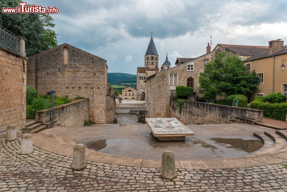 Immagine Uno scorcio dell'abbazia benedettina di Cluny, Francia. La maggiore influenza cluniacense si ebbe si ebbe dalla seconda metà del X° secolo ai primi anni del XII°.