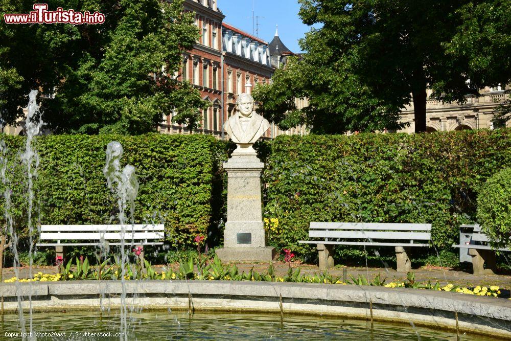 Immagine Uno scorcio dell'area verde di piazza Schonlein a Bamberga con il busto di Johann Lukas (Germania) - © photo20ast / Shutterstock.com