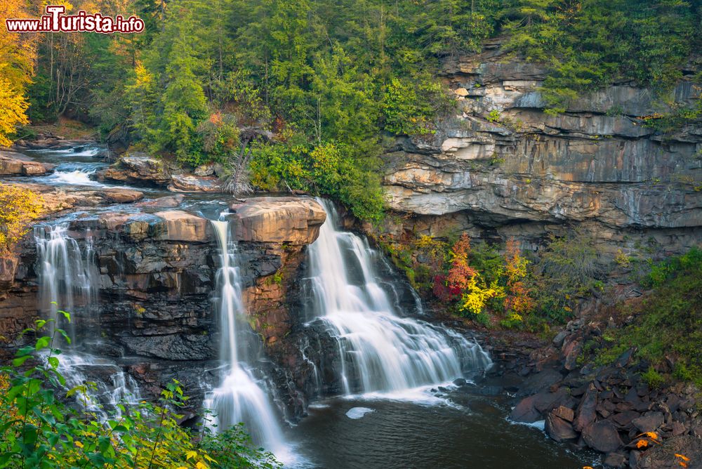 Immagine Uno scorcio delle Blackwater Falls, West Virginia, USA. Queste cascate alte 57 piedi sono raggiungibili da gradini e diverse piattaforme di osservazione che permettono ai visitatori di ammirare splendidi panorami naturali. E' uno dei siti più fotografati del West Virginia.