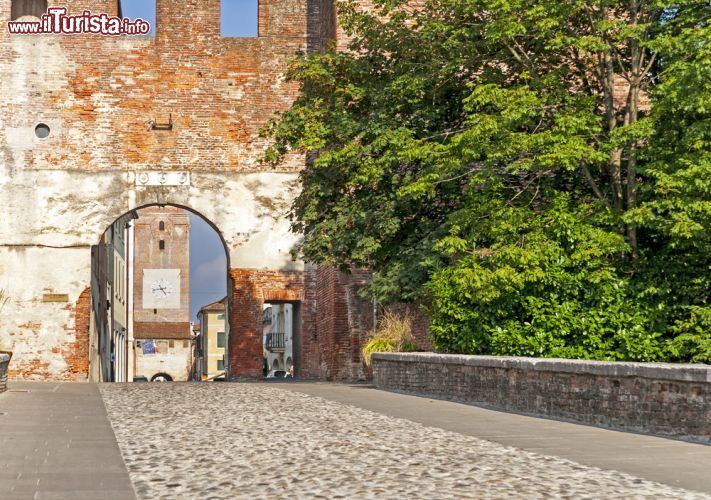 Immagine Scorcio delle mura cittadine e della porta d'ingresso a Castelfranco Veneto, Veneto. - © Boerescu / Shutterstock.com