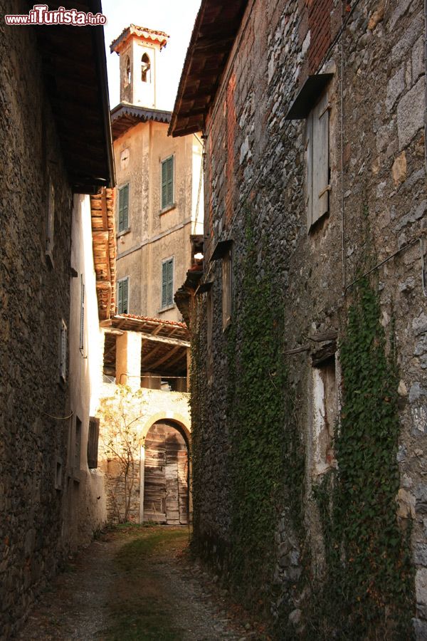 Immagine Scorcio di Nebbiuno in Piemonte: siamo nel borgo medievale di Campiglia - © Alessandro Vecchi - CC BY-SA 3.0, Wikipedia