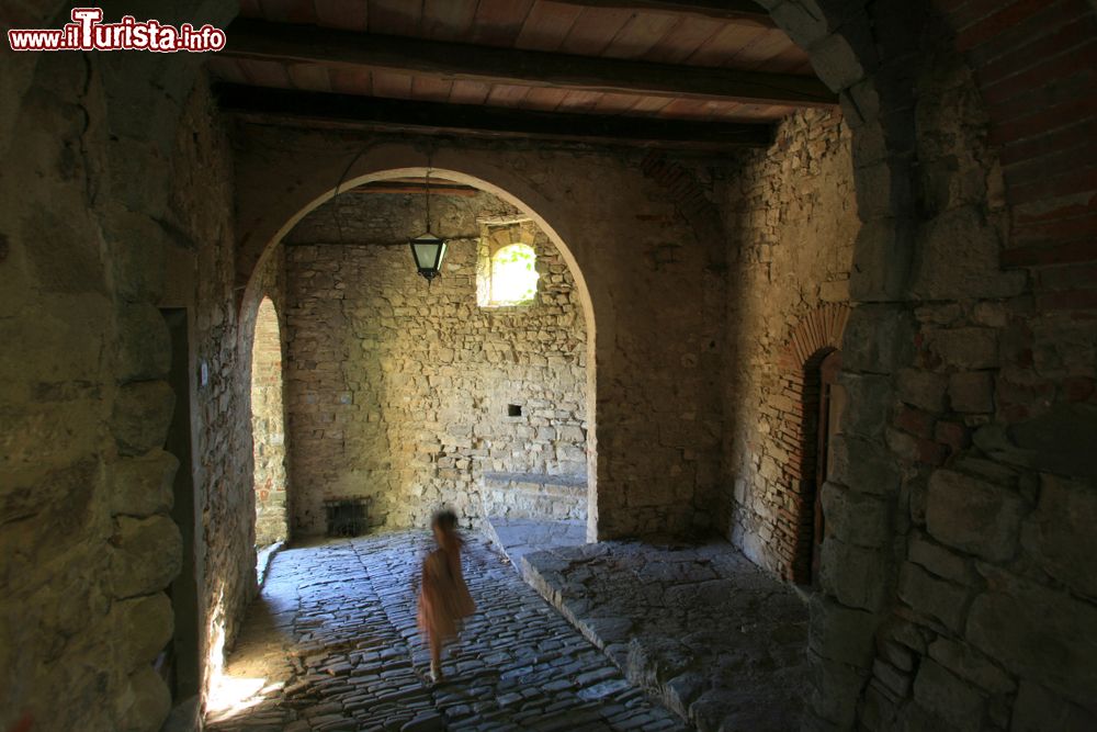 Immagine Scorcio di un vicolo all'interno delle mura di Montefioralle, vicino a Firenze, Toscana.