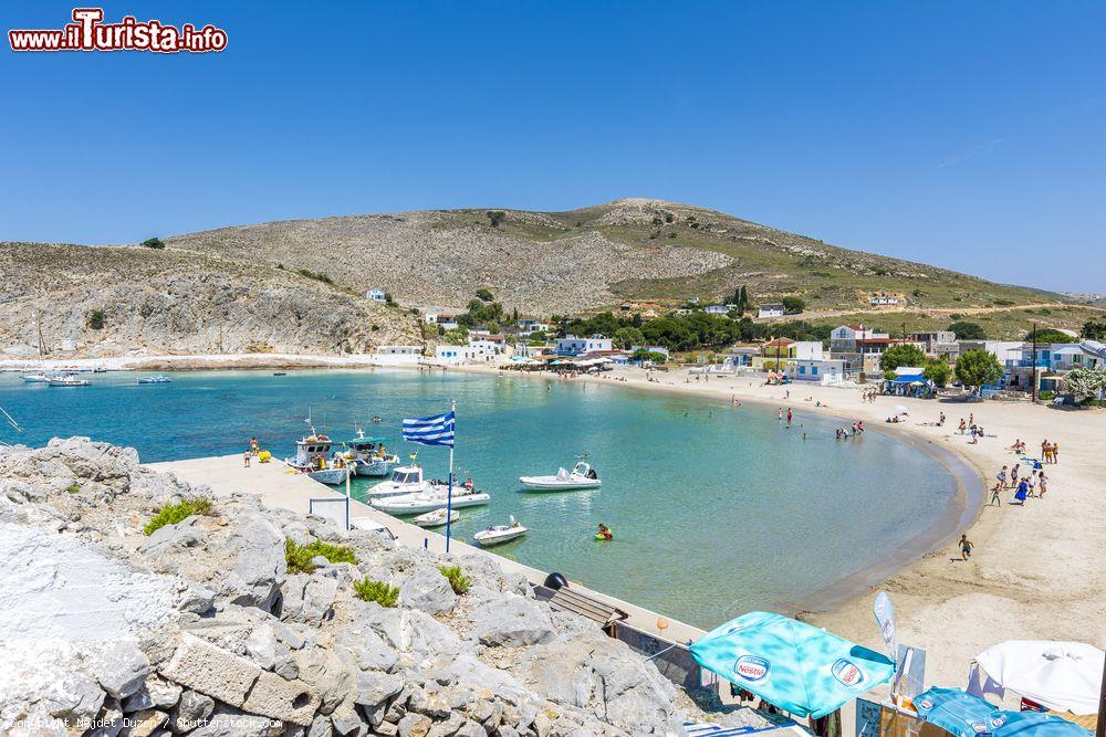 Immagine Scorcio di una spiaggia sabbiosa sull'isola di Pserimos, Mare Egeo, Grecia - © Nejdet Duzen / Shutterstock.com