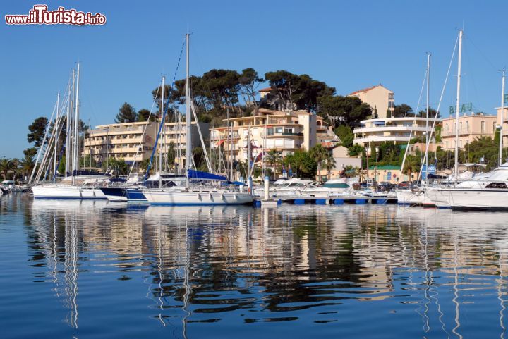 Immagine Scorcio fotografico del porto di Bandol, Francia. Si riflettono sulle acque azzurre e cristalline le sagome delle imbarcazioni ormeggiate al porto locale - © Christian Musat / Shutterstock.com