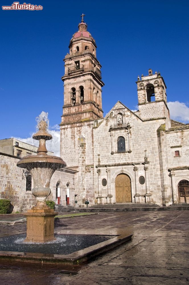 Immagine Un suggestivo scorcio fotografico della chiesa e della fontana di Morelia, Messico. A fare da cornice il cielo blu intenso.