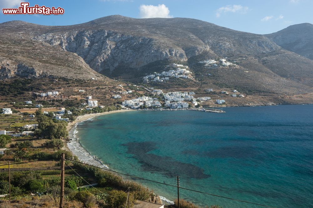 Immagine Scorcio fotografico di Amorgos, Grecia. L'isola è situata di fronte alle coste e alle città dell'antica Ionia fra cui Efeso e Mileto.