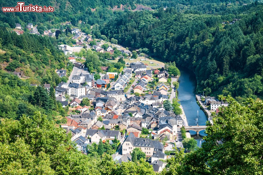 Immagine Scorcio panoramico aereo della cittadina di Vianden, Lussemburgo. Immersa fra i boschi, si trova al centro della valle del fiume Our.