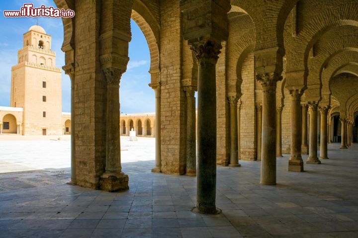 Immagine Scorcio panoramico della moschea Sidi Oqba a Kairouan, Tunisia - Simbolo della città per prestigio religioso e importanza storica e architettonica, la Grande Moschea è caratterizzata da un imponente minareto e da maestose arcate che circondano il grande cortile © Gimas / Shutterstock.com