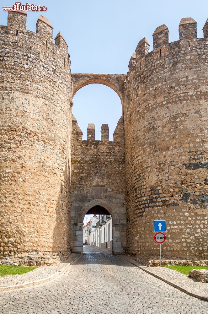 Immagine Lo scorcio panoramico dell'ingresso al castello di Serpa in una giornata di sole, Portogallo.