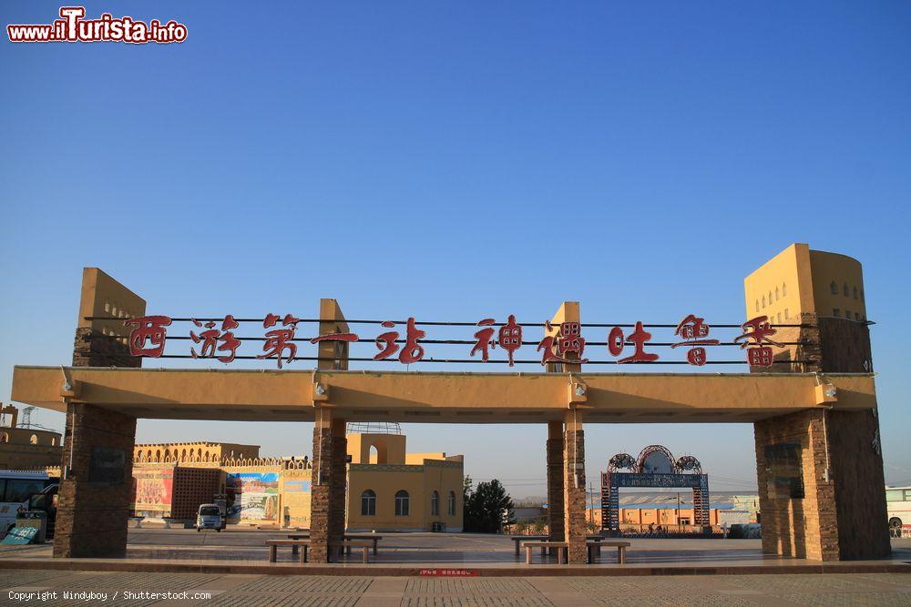 Immagine Scritta cinese su una costruzione nella città di Turpan, Xinjiang, Cina - © Windyboy / Shutterstock.com