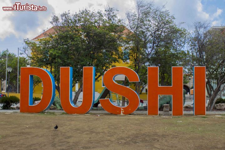 Immagine La scritta Dushi sull'isola di Curacao, Antille olandesi. In lingua papiamento significa"carina" e "dolce".