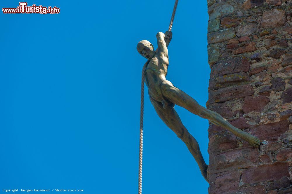 Immagine Scultura al castello della Napoule a Mandelieu-la-Napoule, Francia. Dal 1947 è monumento storico francese - © Juergen Wackenhut / Shutterstock.com