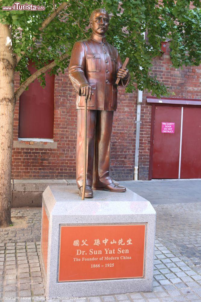 Immagine Scultura bronzea del dottor Sun Yat Sen a Chinatown, Melbourne, Australia. E' considerato il fondatore della Cina moderna - © Leonard Zhukovsky / Shutterstock.com