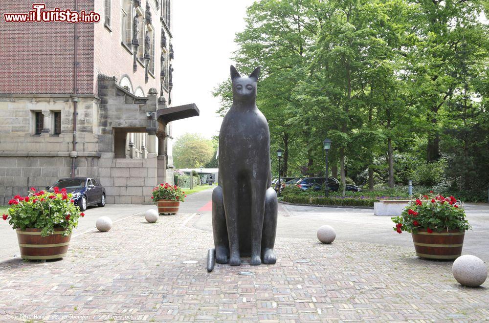 Immagine Scultura del gatto British Bombay chiamato Ramskells a L'Aia, Olanda. Si trova di fronte alla Biblioteca del Palazzo della Pace: condusse in salvo i giudici della corte durante l'incendio del 1924 - © Nancy Beijersbergen / Shutterstock.com