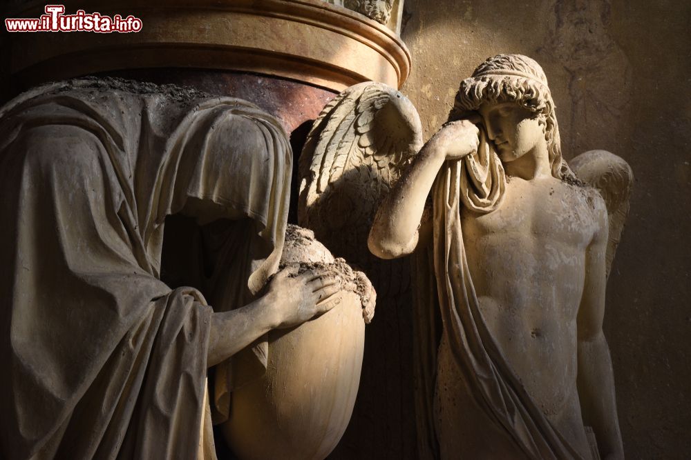 Immagine Scultura della Certosa Monumentale di Bologna, Emilia-Romagna. Il cimitero si trova ai piedi del Colle della Guardia.