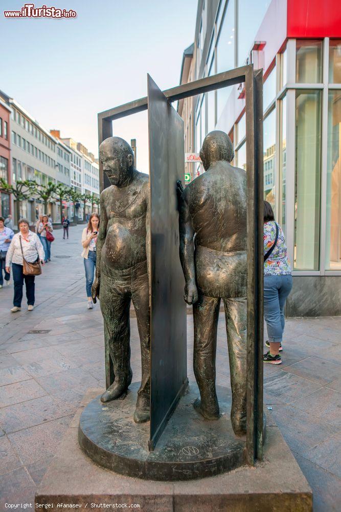 Immagine Scultura della Porta Eterna nel centro di Lubecca, Germania. Rappresenta padre e figlio che vanno nella stessa direzione, l'uno deopo l'altro, ma senza guardarsi negli occhi - © Sergei Afanasev / Shutterstock.com