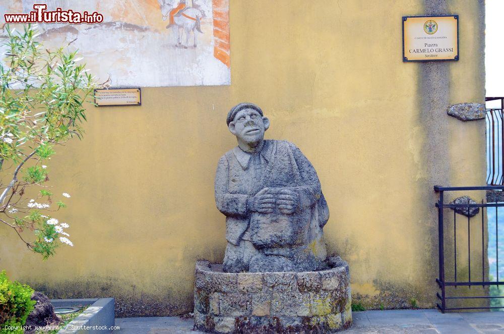 Immagine Scultura di Carmelo Grassi nell'omonima piazza a Motta Camastra, Sicilia - © maudanros / Shutterstock.com