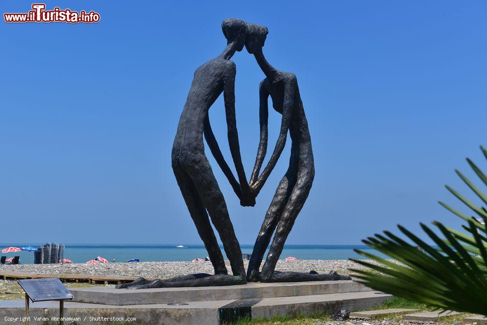 Immagine La scultura "First love" di Irakli Tsuladze a Batumi, Georgia. Realizzata in bronzo e metallo, quest'opera d'arte è collocata sul viale Batumi - © Vahan Abrahamyan / Shutterstock.com