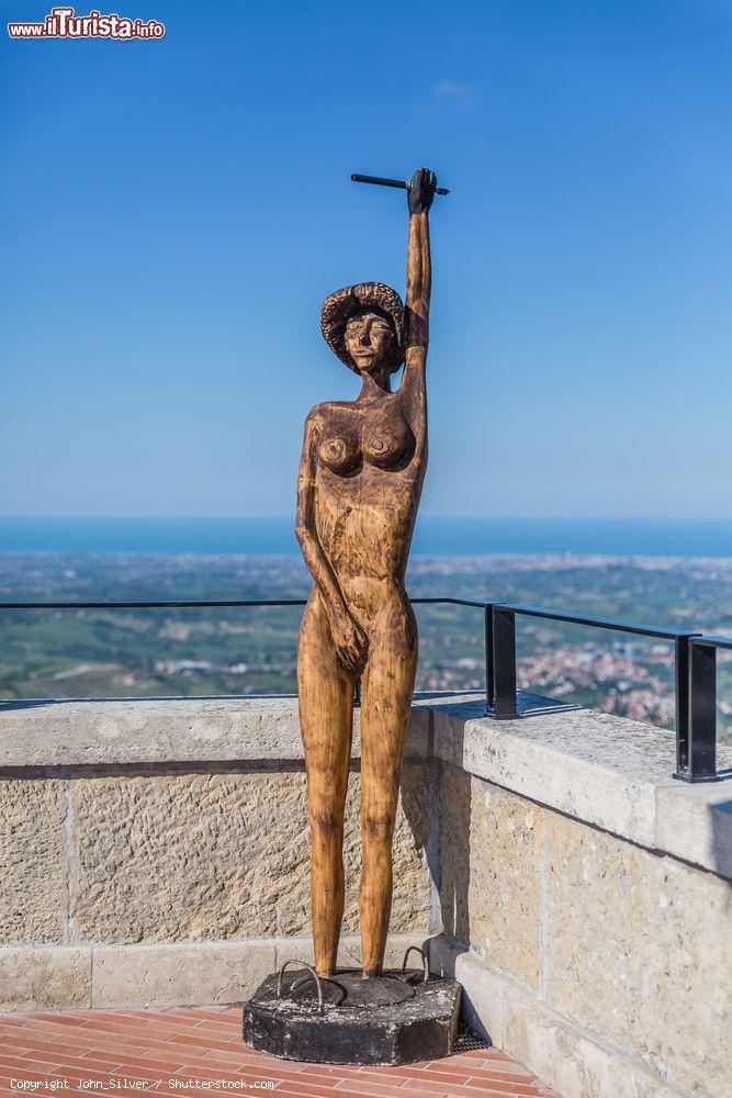 Immagine Scultura in legno di una donna nuda nel centro storico di San Marino in una giornata soleggiata di primavera - © John_Silver / Shutterstock.com