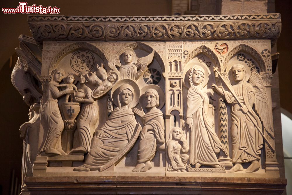 Immagine Scultura in marmo all'interno del duomo di Barga, Toscana. Siamo nella città adottiva di Giovanni Pascoli.