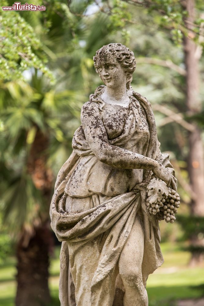 Immagine Scultura in pietra nel parco del Tettuccio a Montecatini Terme, Pistoia, Italia. Tra i più famosi stabilimenti termali di questo territorio toscano, le terme Tettuccio, conosciute dal XIV° secolo come "Bagno Nuovo", sono impreziosite da un'ampia area verde con sculture e statue.