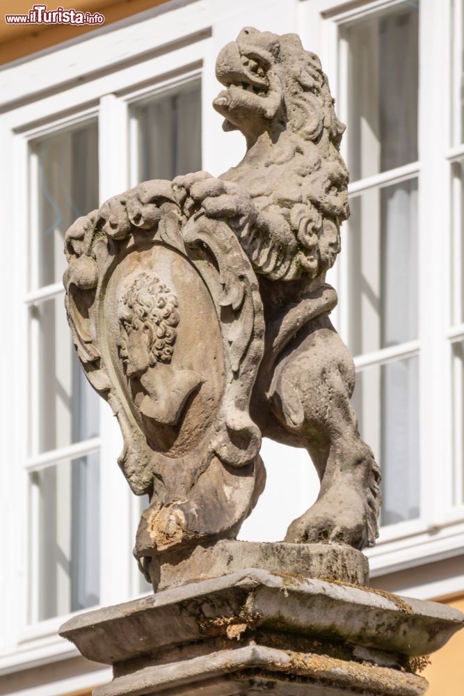 Immagine Scultura medievale in pietra in una fontana pubblica di Coburgo, Germania.