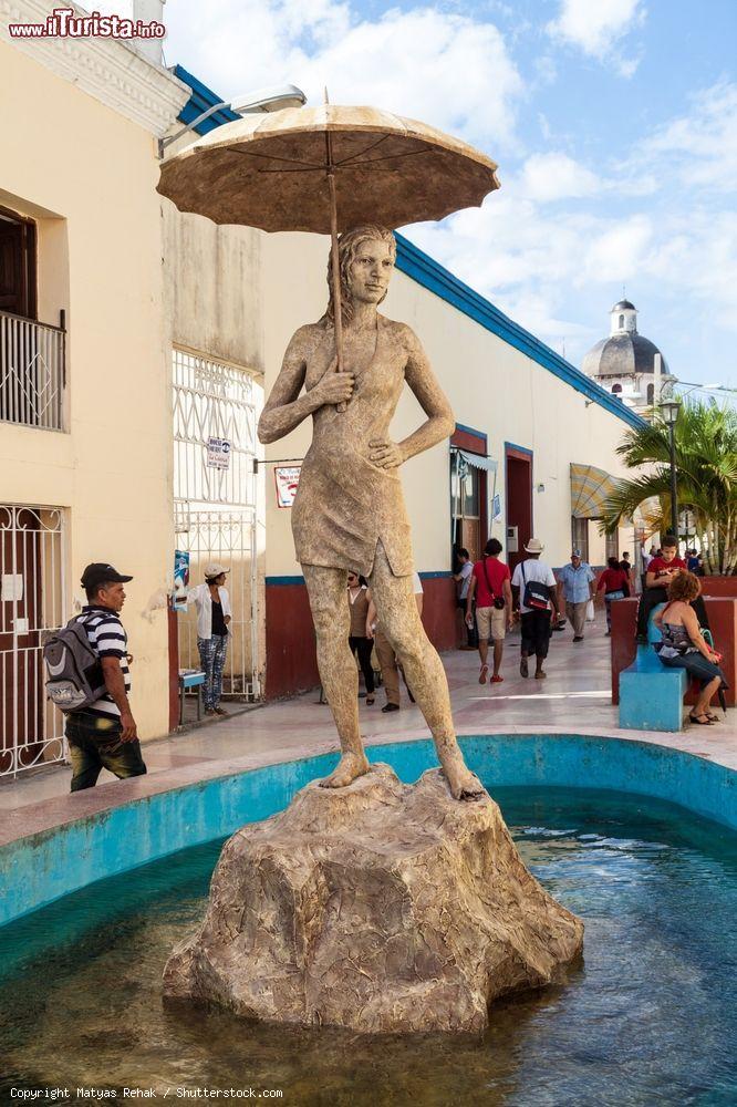 Immagine Scultura nella zona pedonale di Holguin, Cuba. Passeggiando nel centro storico di questa pittoresca località cubana si può andare alla scoperta di edifici e monumenti di architettura coloniale - © Matyas Rehak / Shutterstock.com