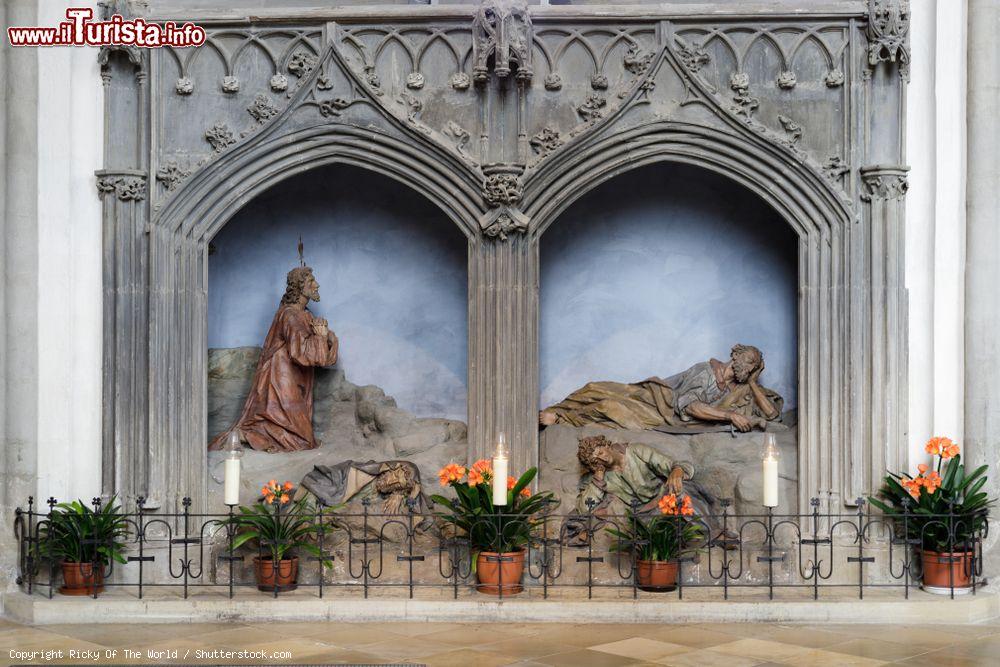 Immagine Scultura religiosa in legno nell'Augsburger Dom, Germania - © Ricky Of The World / Shutterstock.com