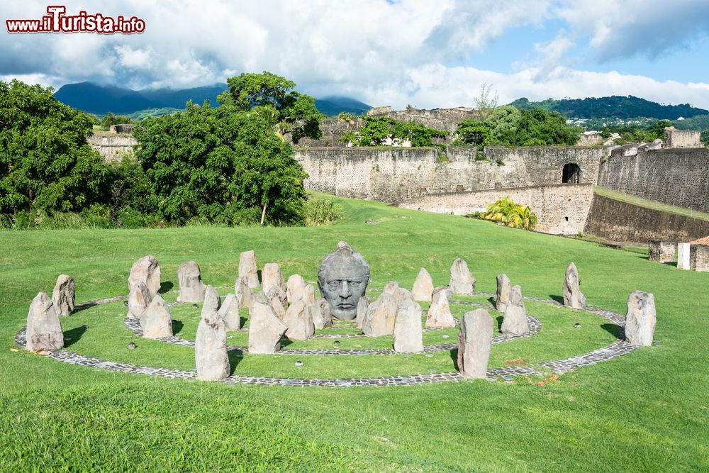 Immagine Sculture a Fort Dèlgres a Basse-Terre, Guadalupa. I bastioni con i cannoni, la grande caserma ristrutturata, la cisterna del 1702 costruita da Père Labat e le sculture offrono una suggestiva passeggiata a ritroso nel tempo.