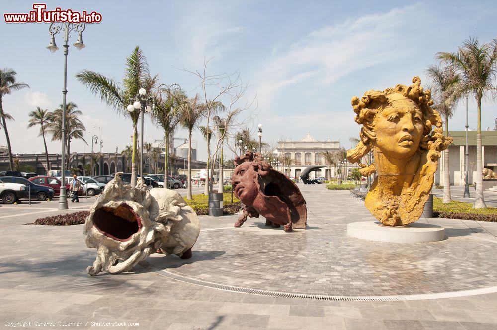 Immagine Sculture giganti di Javier Marin nel centro cittadino di Veracruz, Messico - © Gerardo C.Lerner / Shutterstock.com