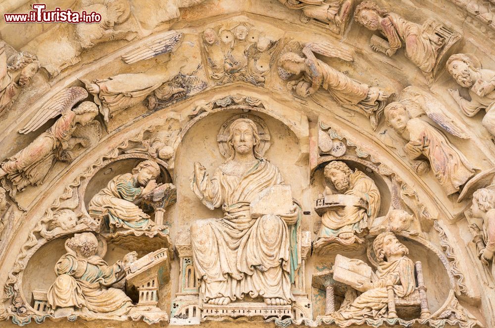 Immagine Sculture gotiche sulla facciata ovest dell'abbazia di Fleury a Saint-Benoit-sur-Loire (Francia).