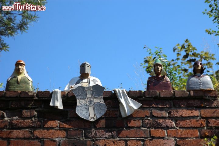 Immagine Sculture in ceramica nel centro storico di Torun, Polonia. Iscritto dal 1997 nella lista del Patrimonio dell'umanità dell'Unesco, il cuore della città di Torun ospita alcuni edifici e palazzi di grande pregio così come le decorazioni e le sculture che li impreziosiscono. In questa immagine, figure in ceramica opera dello scultore Dariusz Przewiezlikowsk - © Joanna Stankiewicz-Witek / Shutterstock.com