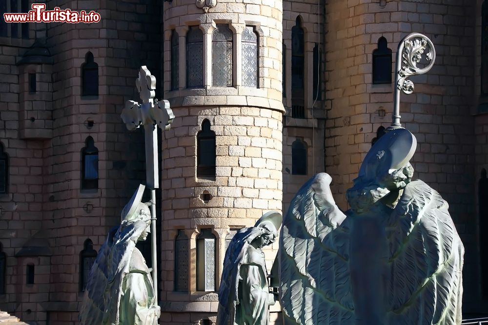 Immagine Sculture religiose nel palazzo di Gaudì ad Astorga, Spagna. 