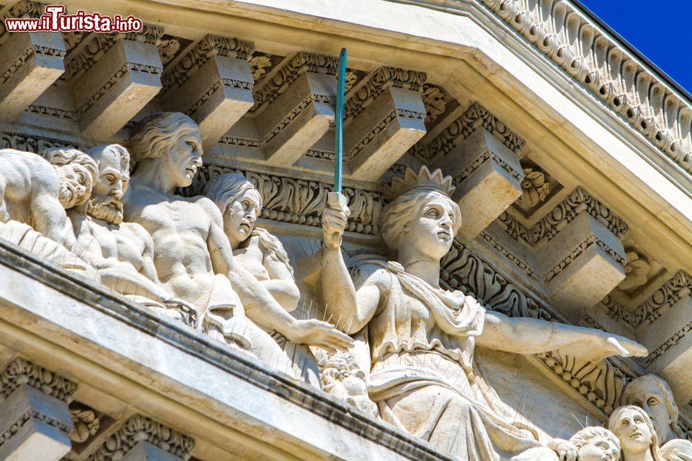 Immagine Sculture sulla facciata del Palazzo di Giustizia di Nimes, Francia: questo monumento neoclassico risale al 1846.