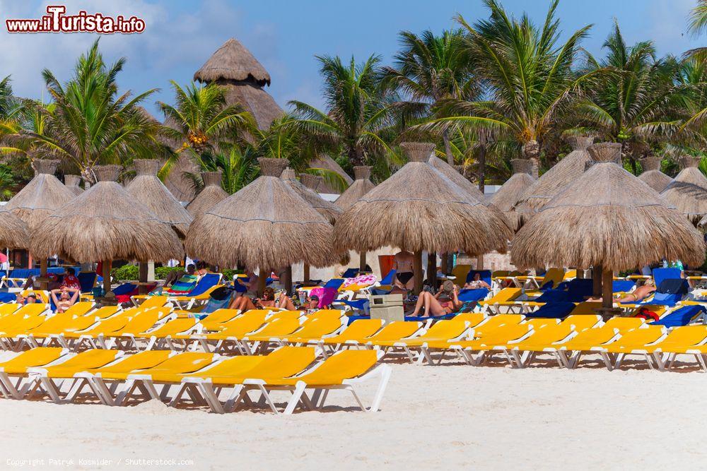 Immagine Sdrai e ombrelloni di paglia su una spiaggia di Playacar, Mare dei caraibi, Messico - © Patryk Kosmider / Shutterstock.com