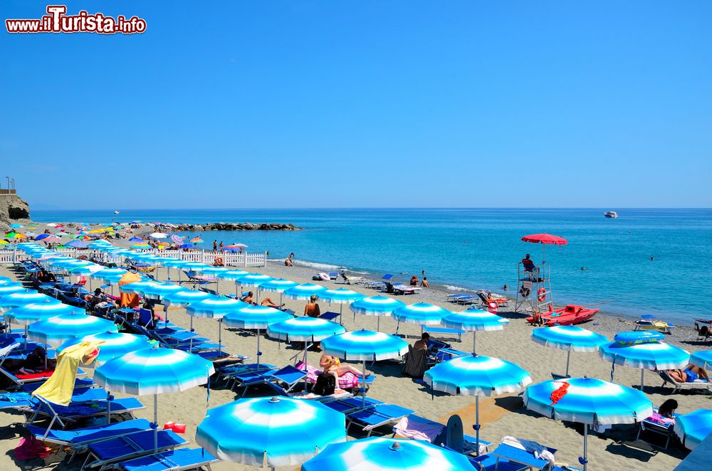 Immagine Sdrai e ombrelloni in una spiaggia di Celle Ligure, provincia di Savona (Liguria), in estate.