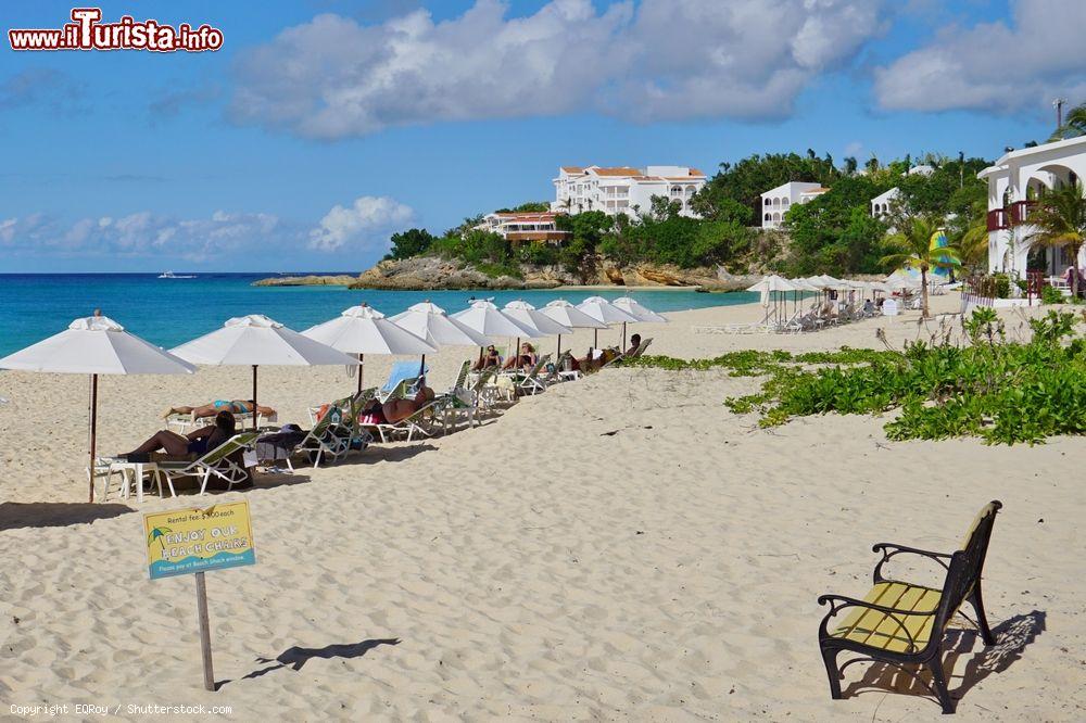 Immagine Sdraio e ombrelloni a Meads Bay, isola di Anguilla, America Centrale. Siamo a est di Porto Rico: Anguilla è un insieme di isole piatte e scogli di corallo e calcare - © EQRoy / Shutterstock.com