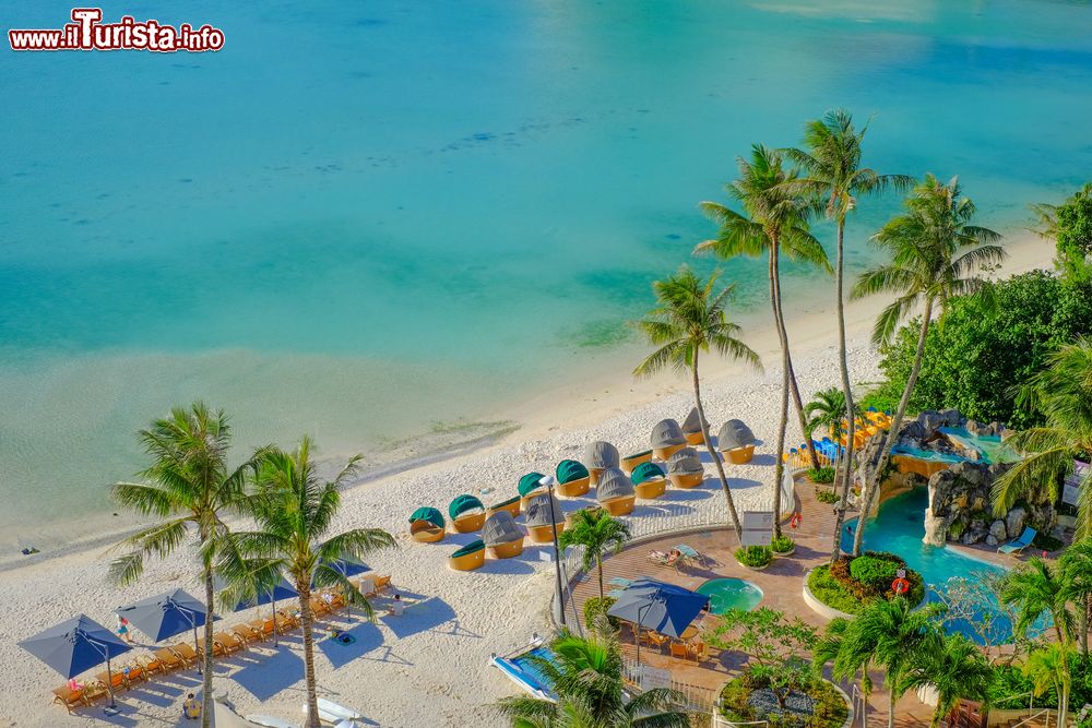 Immagine Sdraio e ombrelloni sulla spiaggia di Tumon a Guam, Stati Uniti.