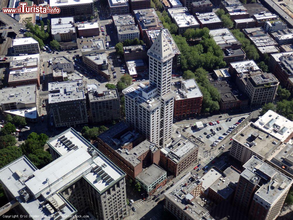 Immagine Seattle dall'alto con la Smith Tower, stato di Washington. Questo edificio alto 38 metri è stato completato nel 1914: è il più vecchio grattacielo della città - © Eric Broder Van Dyke / Shutterstock.com