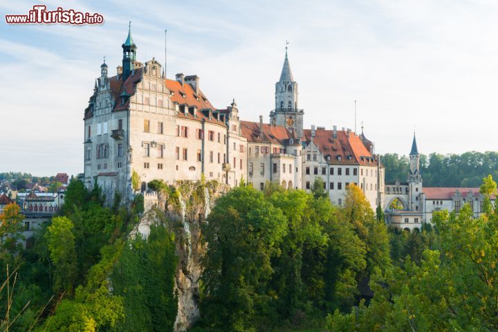 Immagine Sede del governo dei principi di Hohenzollern-Sigmaringen, Germania - Si erge in tutta la sua imponenza il massiccio castello che ospitò i principi di Hohenzollern durante il loro governo sulla città tedesca © tichr / Shutterstock.com