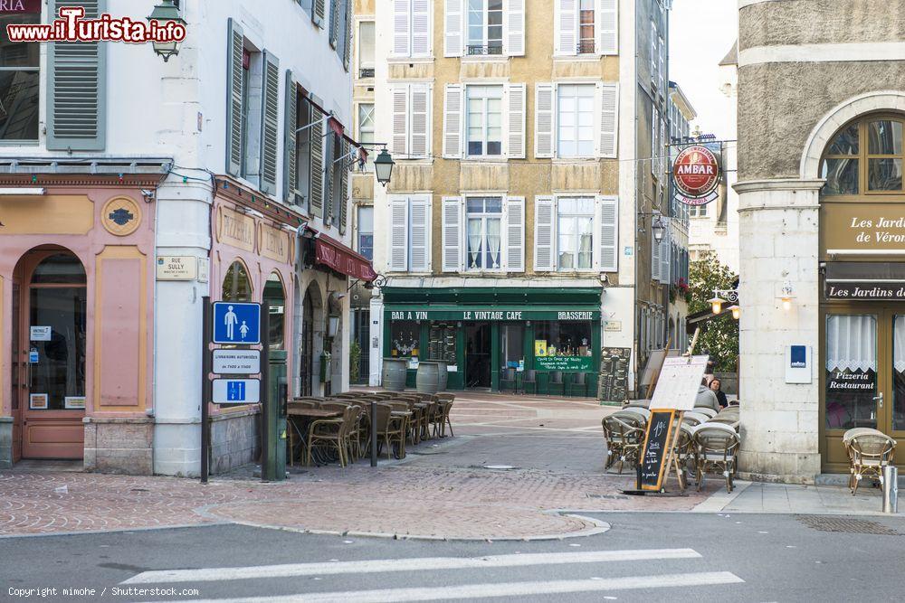 Immagine Sedie e tavolini di caffé e ristoranti in una via del centro di Pau, Nuova Aquitania (Francia) - © mimohe / Shutterstock.com