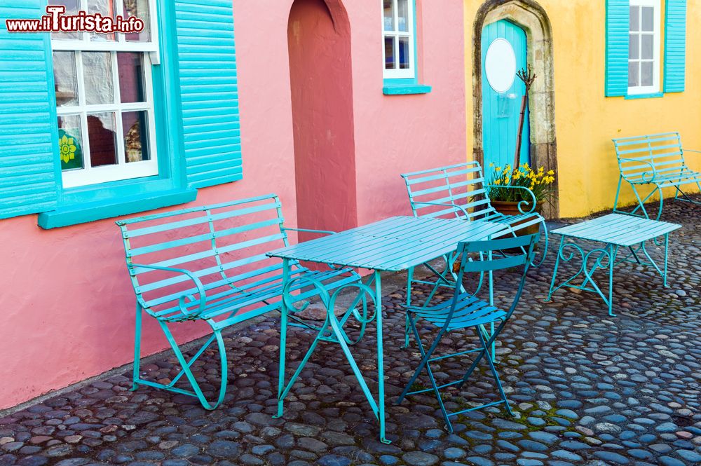 Immagine Sedie e tavolini lungo una stradina di Portmeirion, Galles, UK. Questo villaggio balneare ha un fascino e un'architettura del tutto singolari.