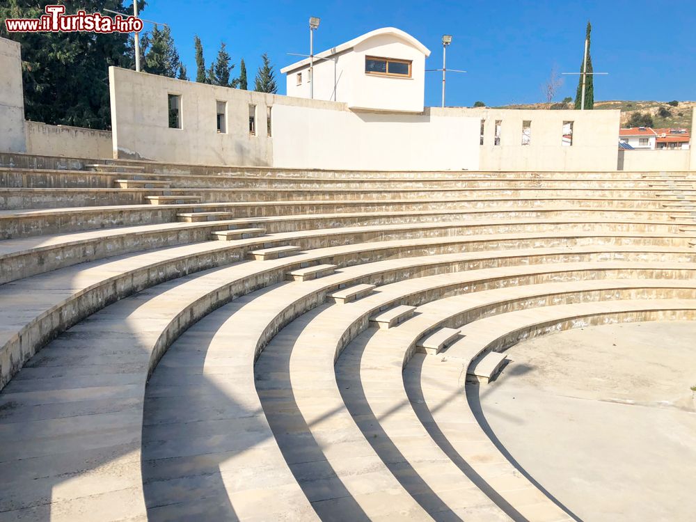 Immagine Sedute di un anfiteatro nel villaggio di Pissouri, Cipro. Siamo sul litorale meridionale dell'isola, a pochi chilometri di distanza dalla baia di Capo Aspro.