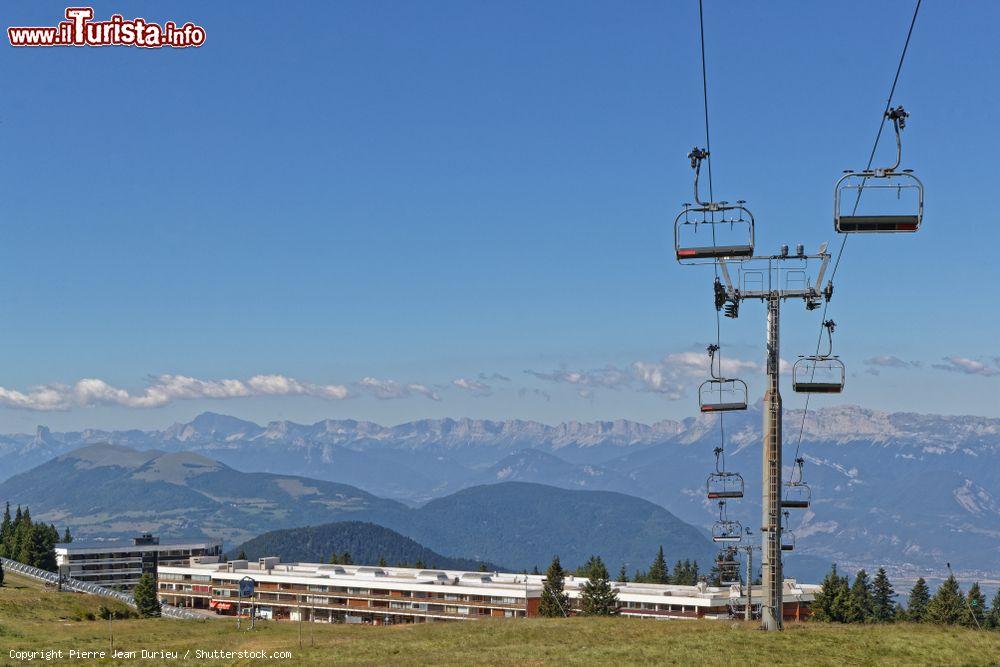 Immagine Seggiovia per la stazione sciistica di Chamrousse, Grenoble, Francia. Questo comprensorio offre 90 km di piste per lo sci alpino e una quarantina per quello nordico - © Pierre Jean Durieu / Shutterstock.com