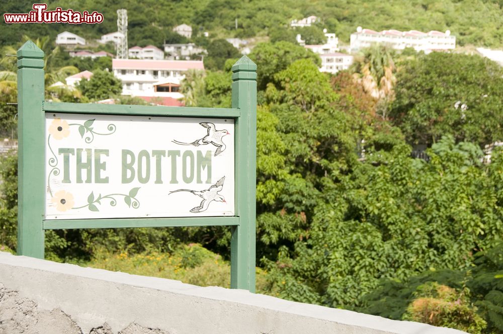 Immagine Segnaletica stradale dipinta a mano sull'isola di Saba, Antille Olandesi (Caraibi): siamo a The Bottom, città fondata nel 1632 dai coloni provenienti dalla Zelanda, regione nel sud dei Paesi Bassi.