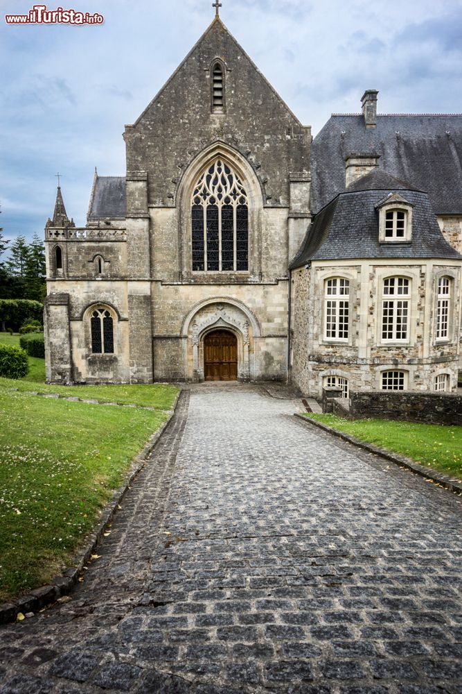 Immagine Il sentiero ciottolato che porta all'ingresso della cappella dell'abbazia di Saint-Sauveur-le-Vicomte, Normandia, Francia. Fondata nel 1080 da Neel III°, questa abbazia si presenta con una grande semplicità architettonica.