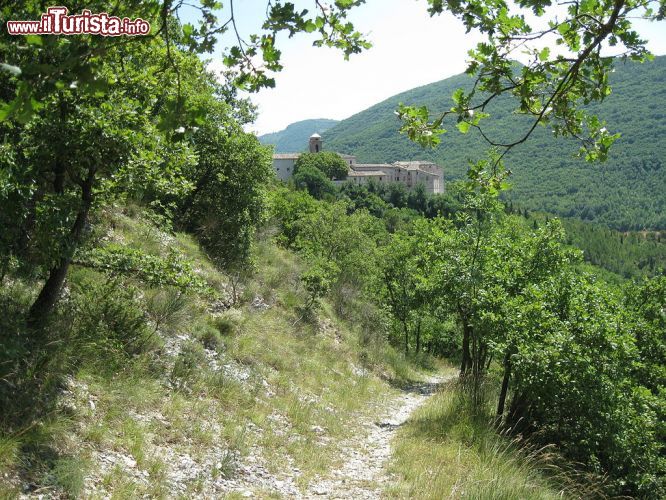 Immagine Il Sentiero del Papa e il Borgo di Genga, appennino della Provincia di Ancona (Marche) - © Alicudi - CC BY-SA 3.0 - Wikimedia Commons.