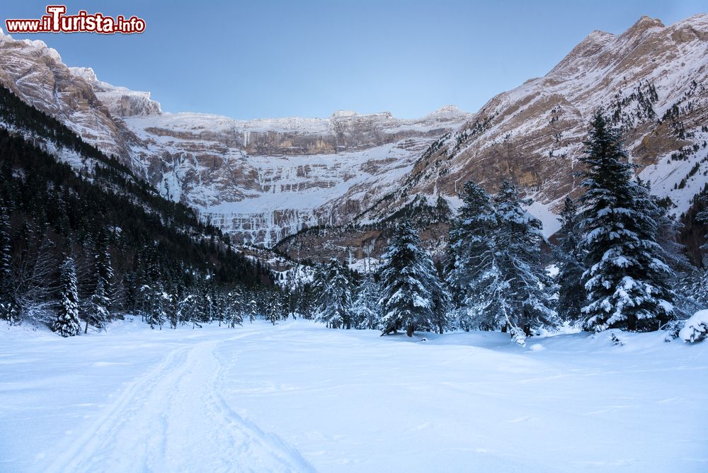 Immagine Sentiero innevato per il Circo di Gavarnie in inverno, Francia.